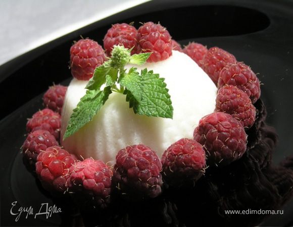 Кокосово-мятная панна котта с малиной Кокосово-мятная панна котта с малиной