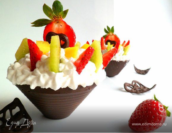 Шоколадные корзинки со взбитыми сливками, фруктами и ягодой