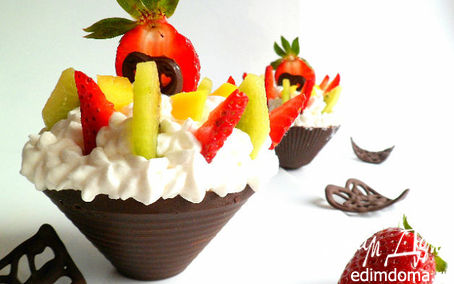 Рецепт Шоколадные корзинки со взбитыми сливками, фруктами и ягодой
