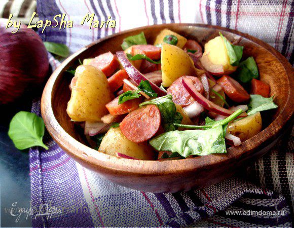 Картофельный салат с колбасками и красным луком Картофельный салат с колбасками и красным луком