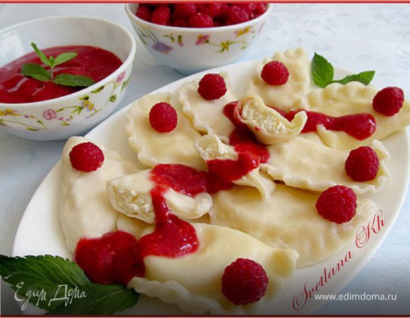 Вареники с творогом и мятно-малиновым соусом Вареники с творогом и мятно-малиновым соусом