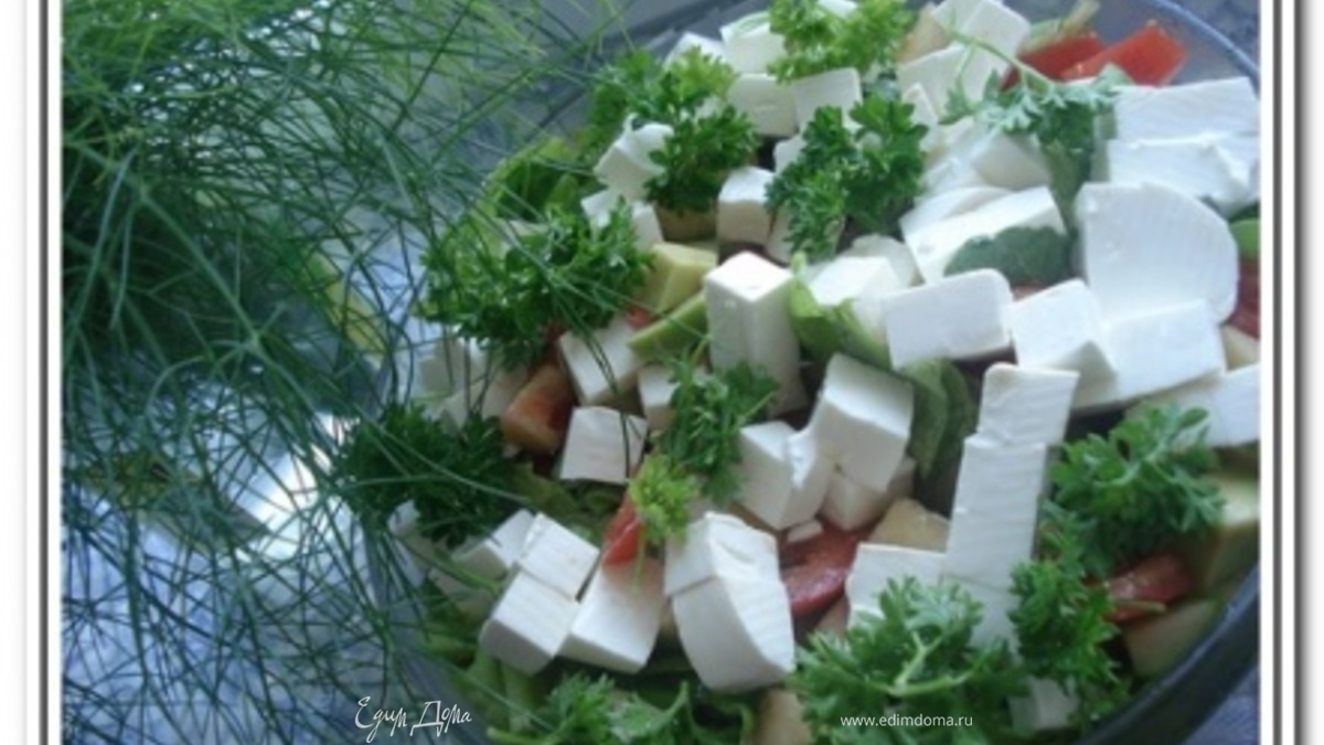 Салат с руколой, овощами и фетой