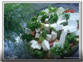 Салат с руколой, овощами и фетой