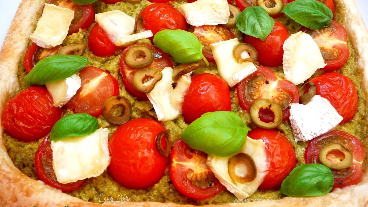 Пирог с помидорами и тапенадом из оливок