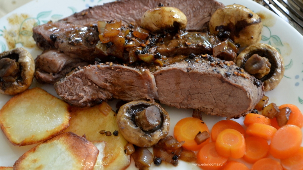 Стейк с черным перцем, коньяком и грибами