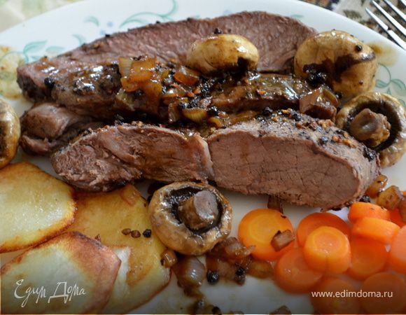 Стейк с черным перцем, коньяком и грибами Стейк с черным перцем, коньяком и грибами