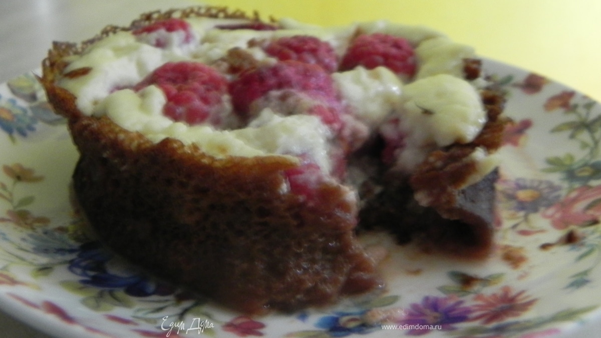 Блинные корзиночки с малиной и йогуртовым кремом