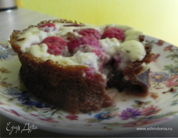 Блинные корзиночки с малиной и йогуртовым кремом