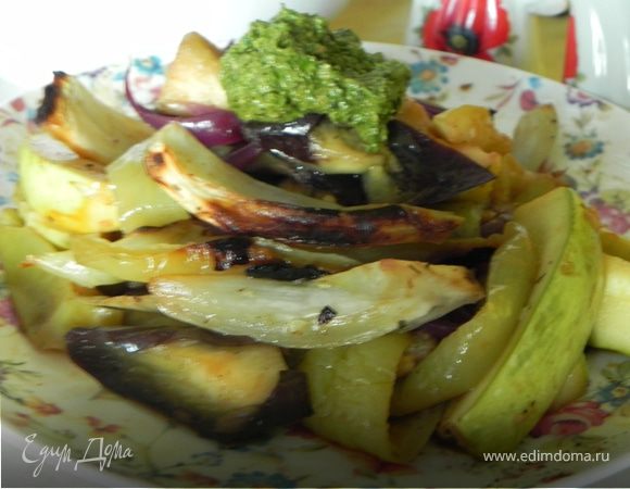Салат из запеченных овощей с соусом песто