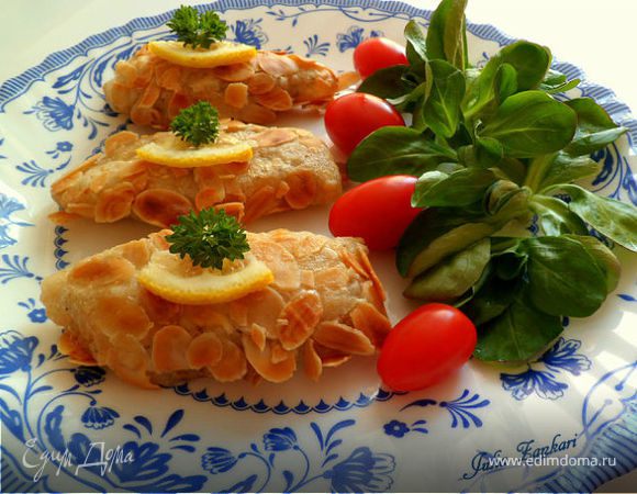 Куриное филе в миндальных лепестках