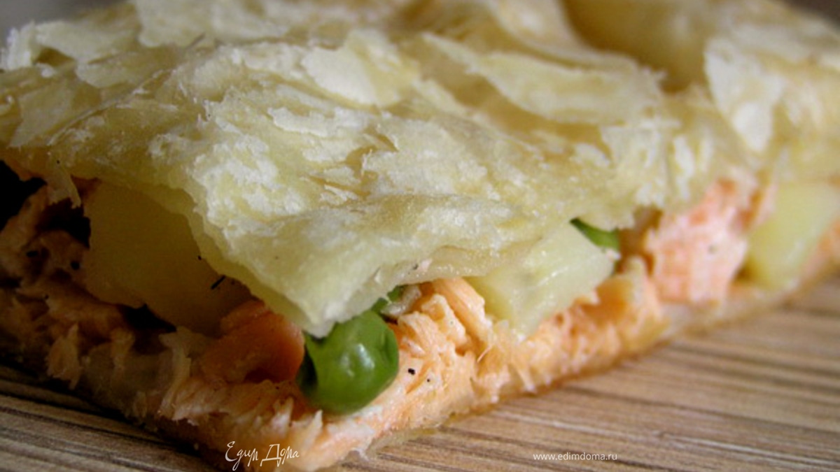 Слоеный пирог с форелью, картофелем и зеленым горошком