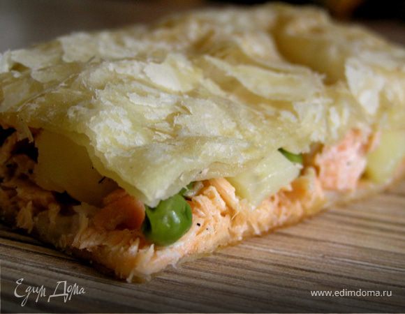 Слоеный пирог с форелью, картофелем и зеленым горошком