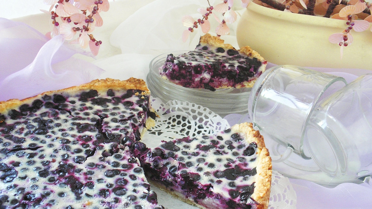 Пирог с черникой и сладкой заливкой