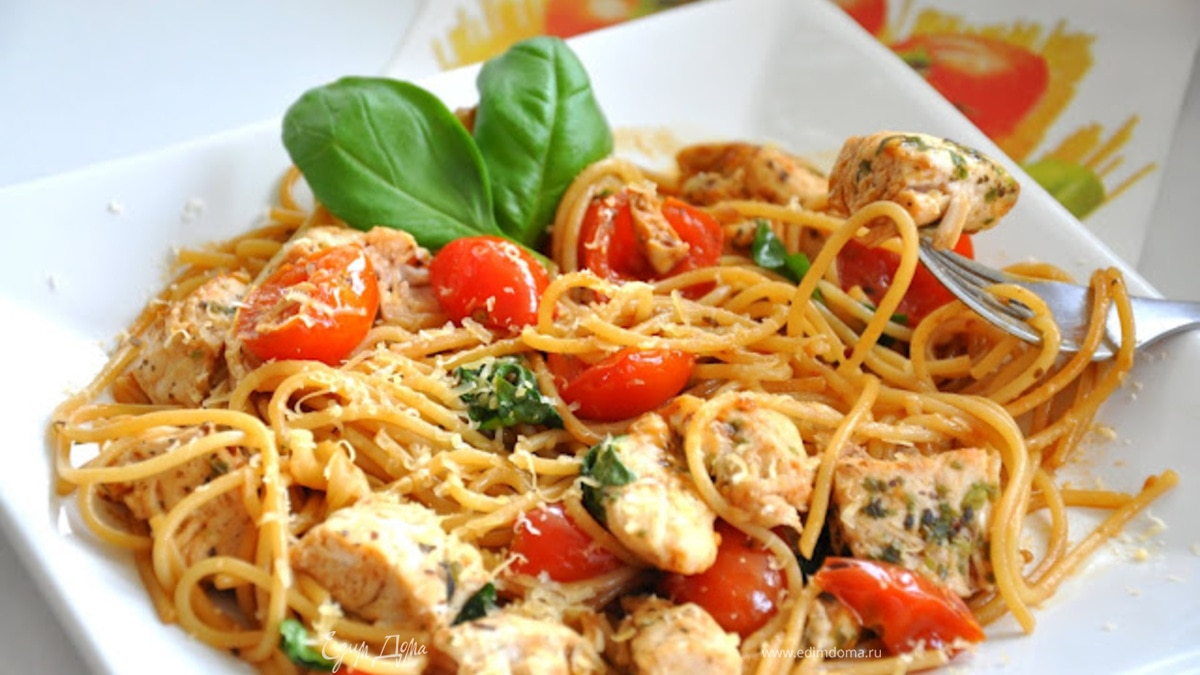 Спагетти с курицей и помидорами черри
