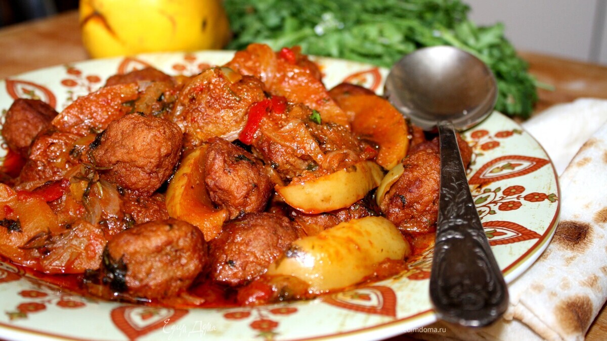 Кёфте с айвой и протёртыми томатами