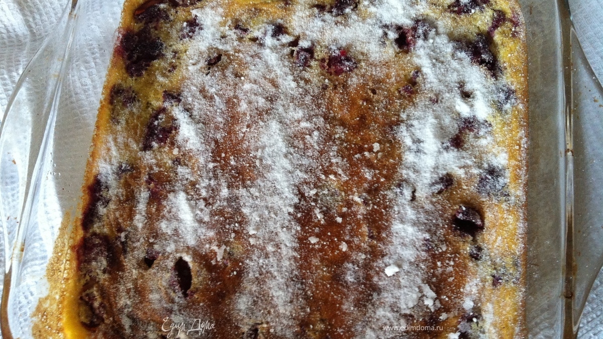 Клафути с вишней и миндалем