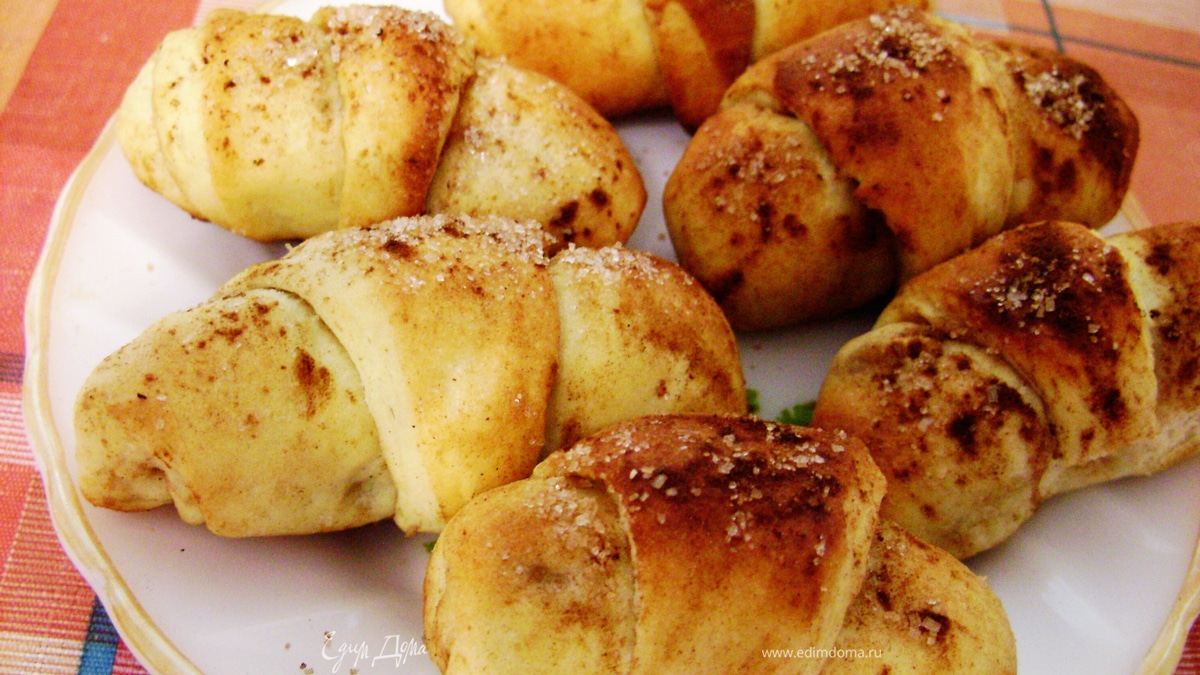 Пряные круассаны с яблоками и корицей