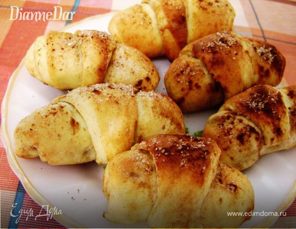 Пряные круассаны с яблоками и корицей