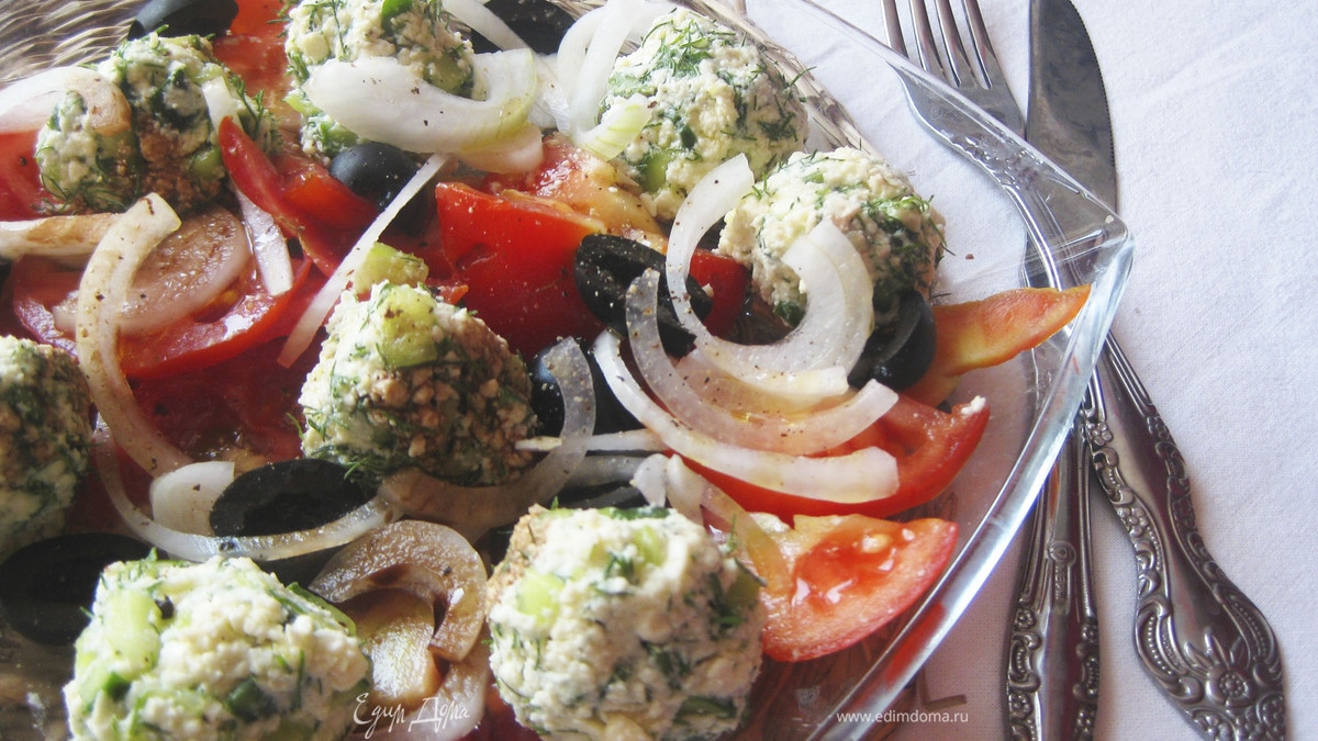 Салат из огуречно-брынзовых шариков и помидоров