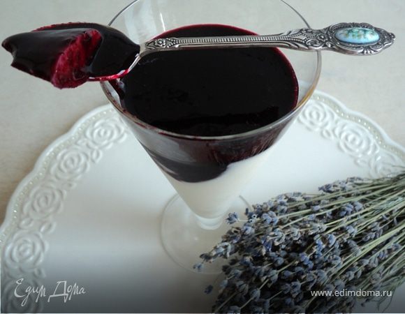 Панна котта с лавандой и черничным соусом Панна котта с лавандой и черничным соусом