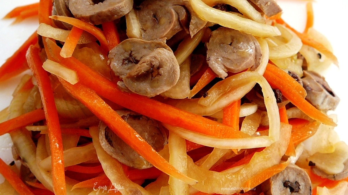 "Сердечная история" - салат из куриных сердечек с маринованным луком для Снежинки Татьяны