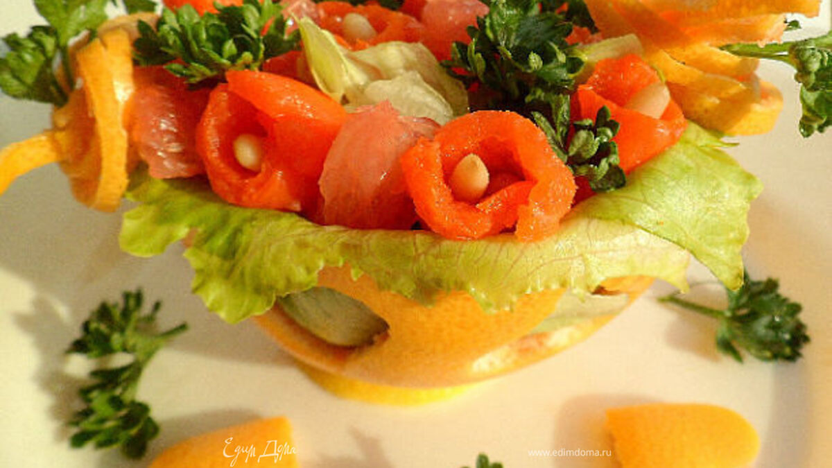 Салат из грейпфрута, слабосоленой семги, листьев салата, кедровых орешков