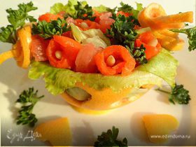 Салат из грейпфрута, слабосоленой семги, листьев салата, кедровых орешков