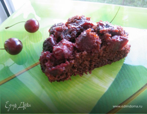 Перевернутый шоколадный пирог с двумя слоями вишни