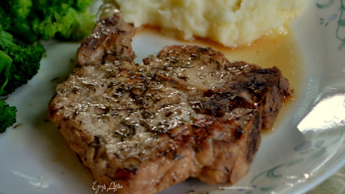 Свиные отбивные  на сковороде