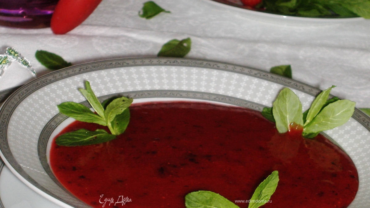 Клубничный суп с мятой