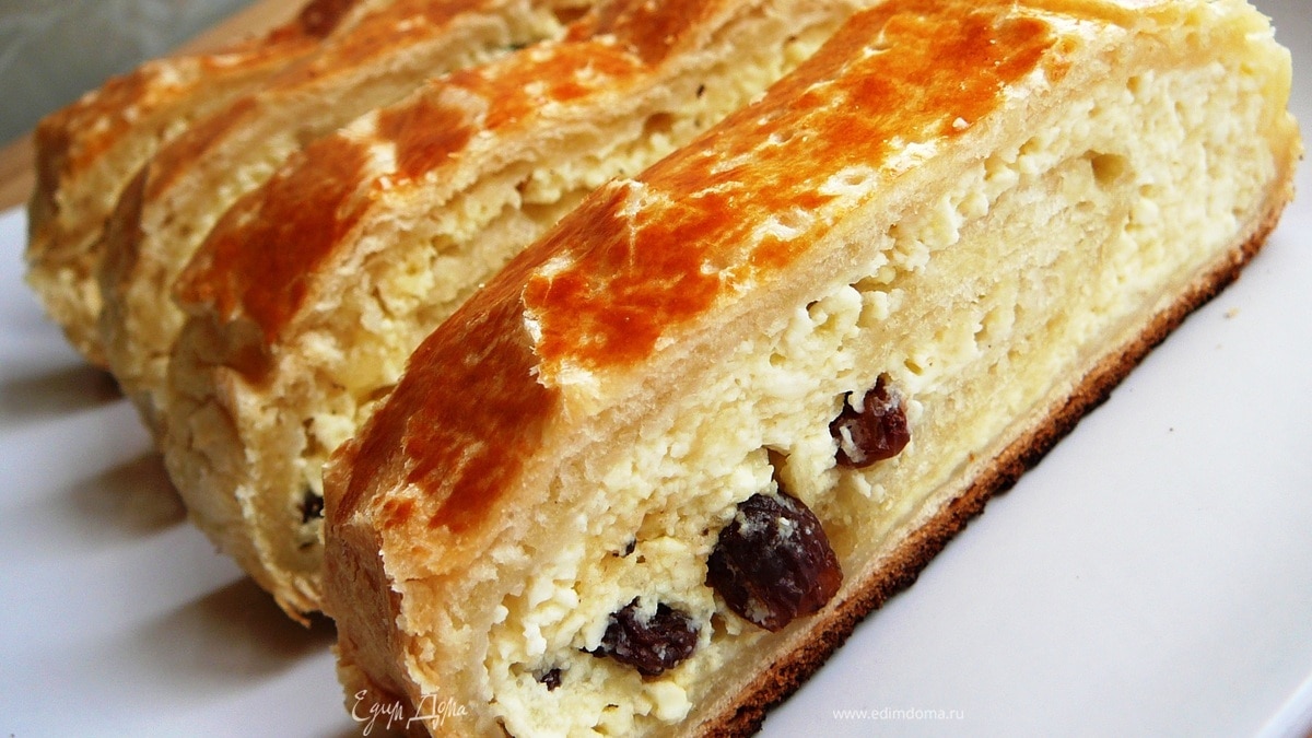 Слоеный пирог с творогом