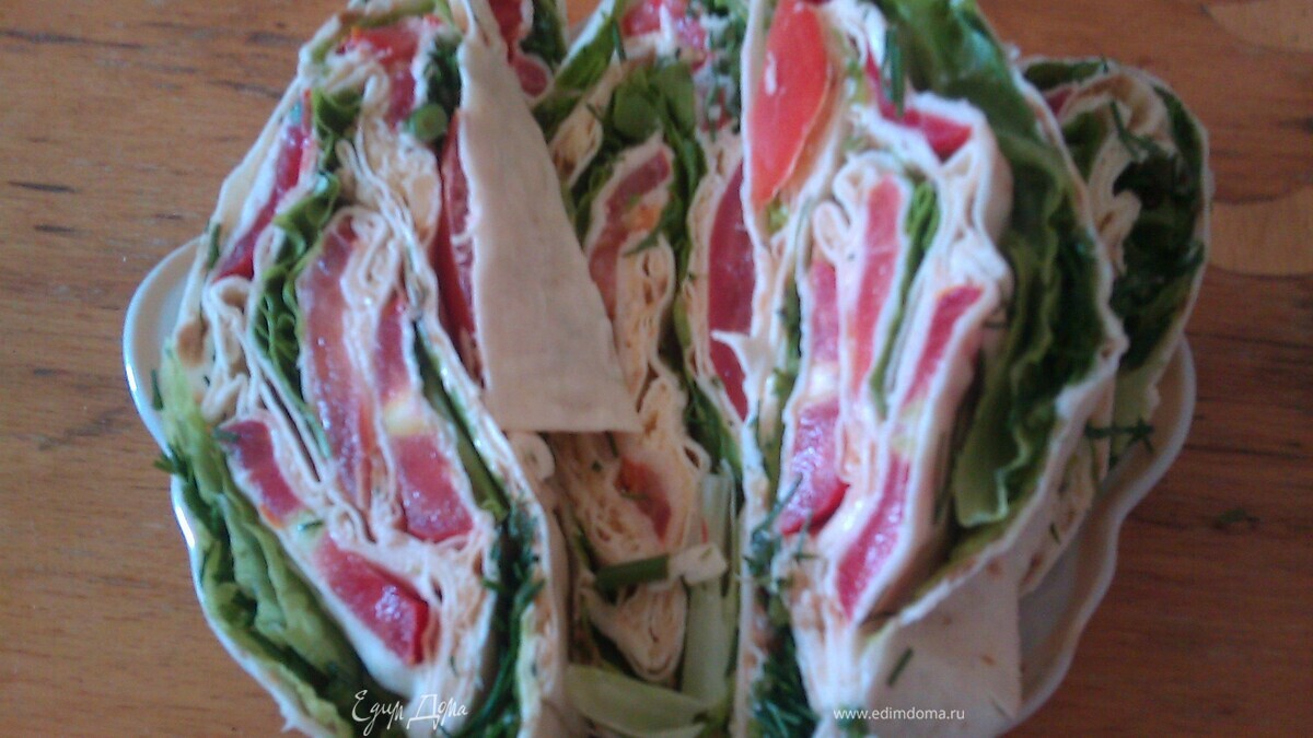 Рулет из лаваша с помидорами и зеленью