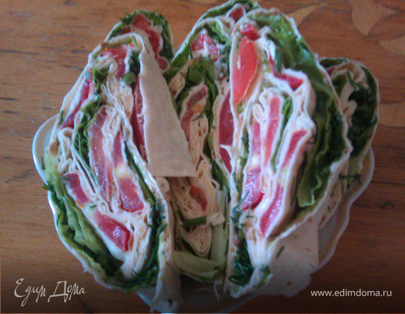 Рулет из лаваша с помидорами и зеленью