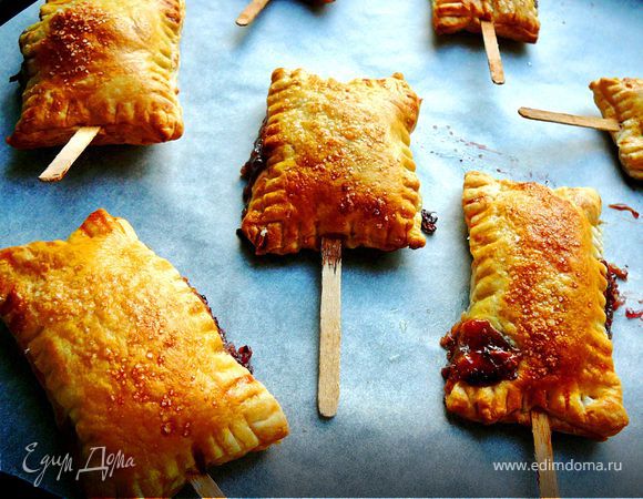 "Слойки на укус" с сыром "Бри", шелковицей и черносмородиновым джемом