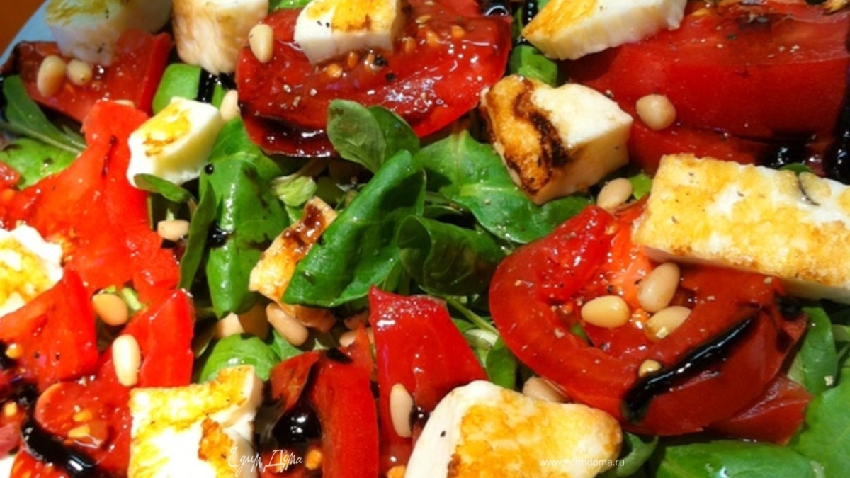 Салат с жареным сыром халуми