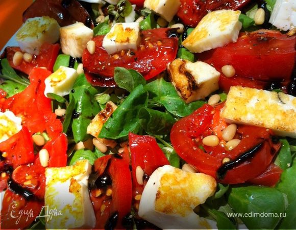 Салат с жареным сыром халуми Салат с жареным сыром халуми
