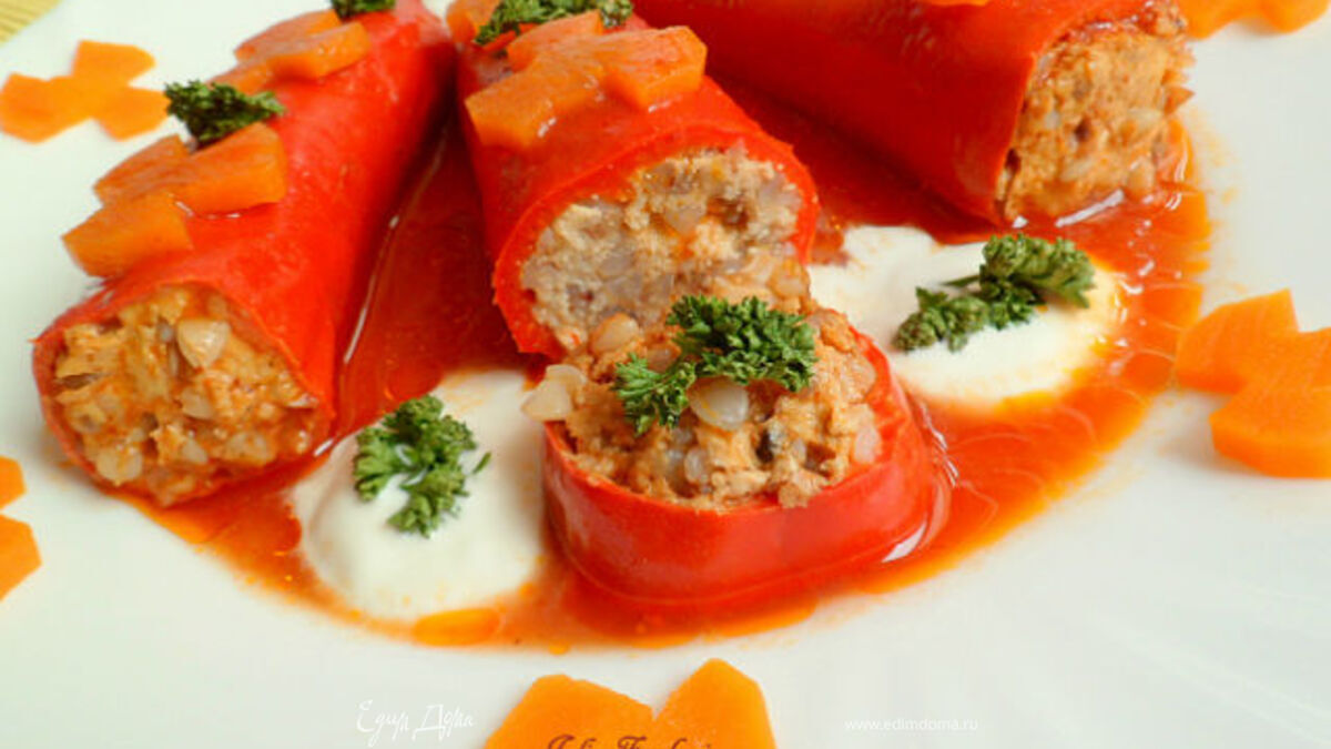 Перец, фаршированный начинкой из куриного мяса и гречки