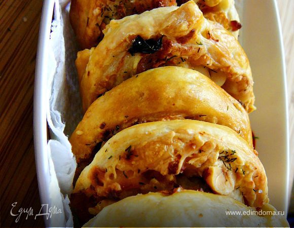 Слоеное печенье с курицей, вяленой черешней и фундуком Слоеное печенье с курицей, вяленой черешней и фундуком