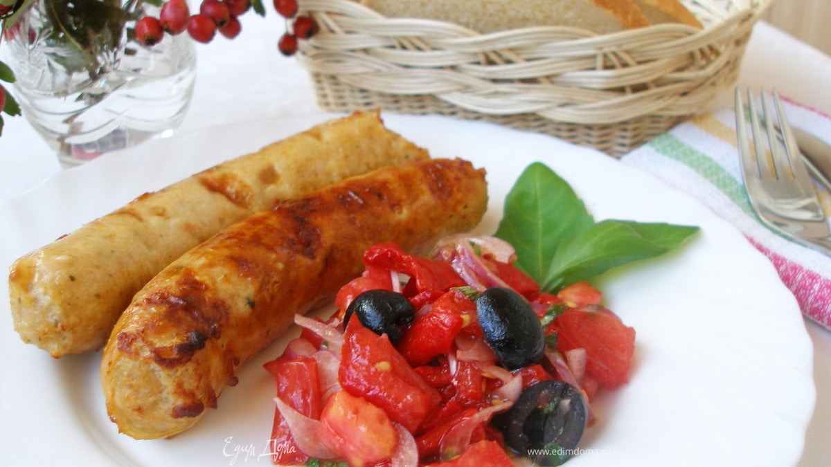 Куриные колбаски и салат из запеченных перцев и помидоров