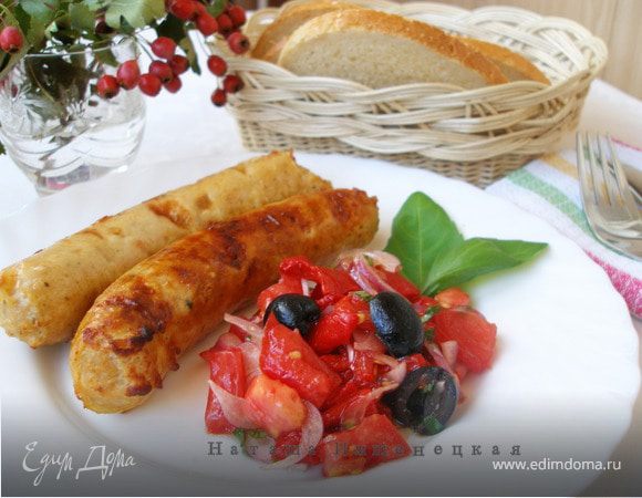 Куриные колбаски и салат из запеченных перцев и помидоров