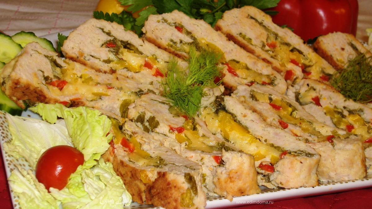 Рулет из индейки с сыром, сладким перцем и петрушкой