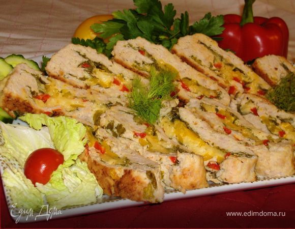 Рулет из индейки с сыром, сладким перцем и петрушкой