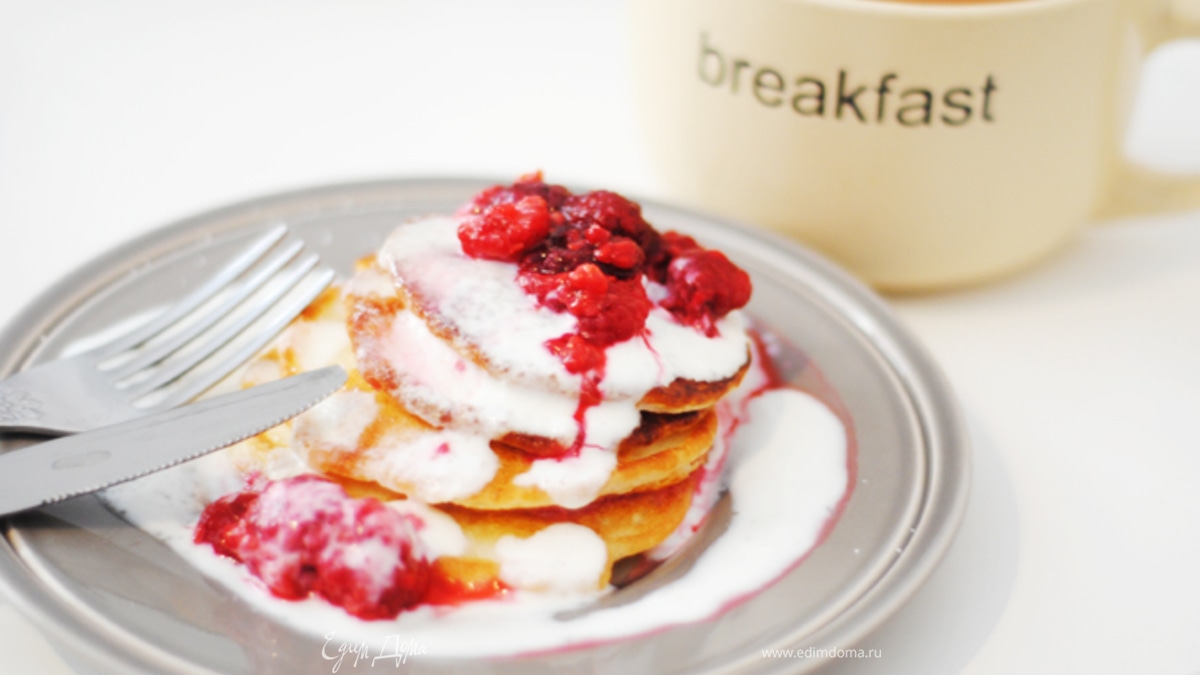 Мини-блинчики с малиной и сливками