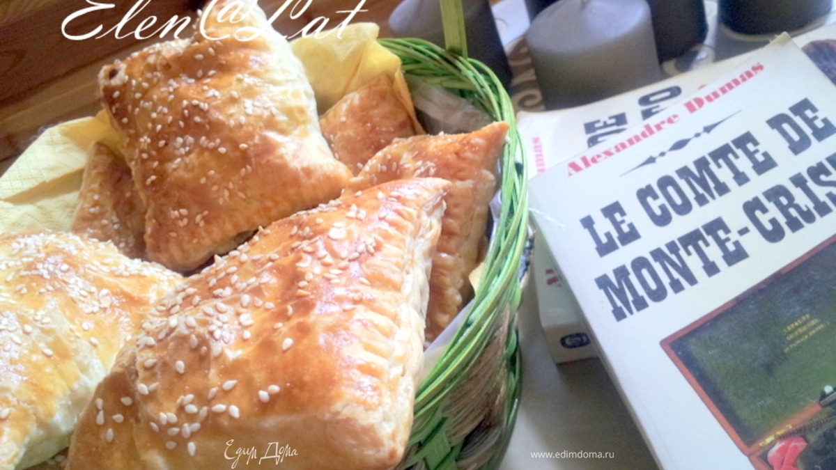 Пирожки с начинкой из курицы и зеленого лука в сливочном соусе