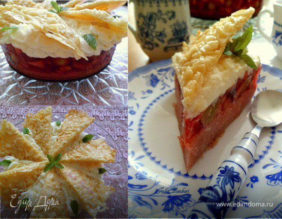 Яблочно-виноградный пирог в малиновом желе со взбитыми сливками и карамелизированным миндалем