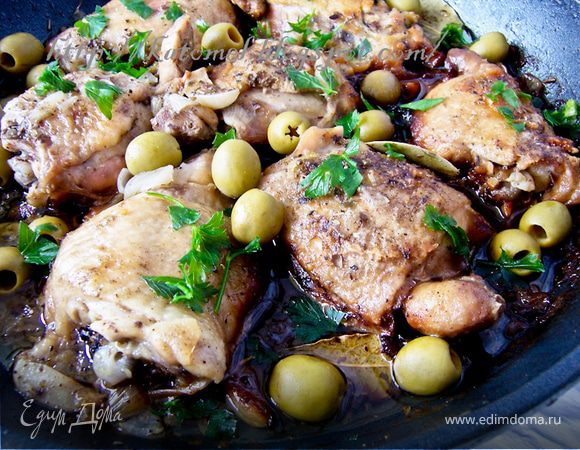 Куриные бедрышки с чесноком и оливками