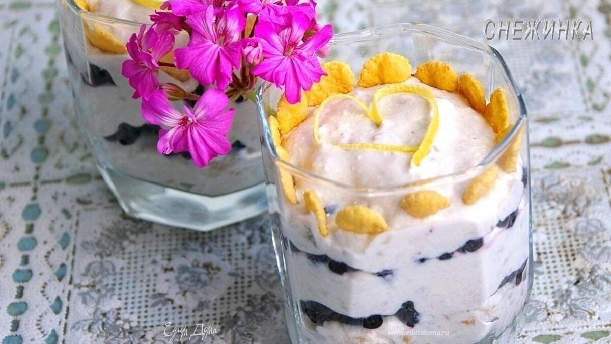 Творожно-банановый десерт с черникой и кукурузными хлопьями