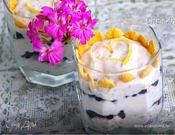 Творожно-банановый десерт с черникой и кукурузными хлопьями