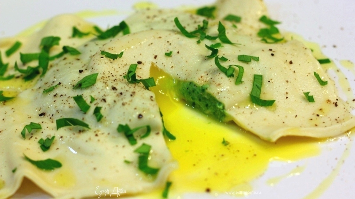 Гигантский равиоли с сыром рикотта, шпинатом и желтком