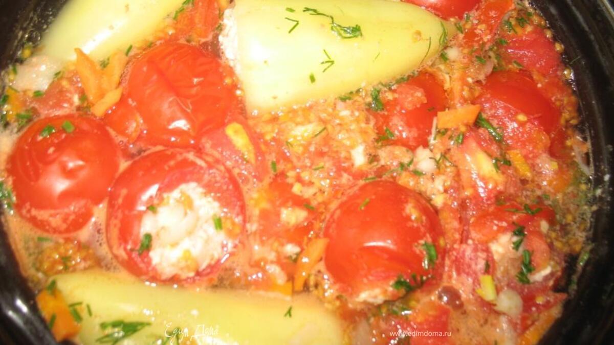 Перец и помидоры, фаршированные курицей с овощами